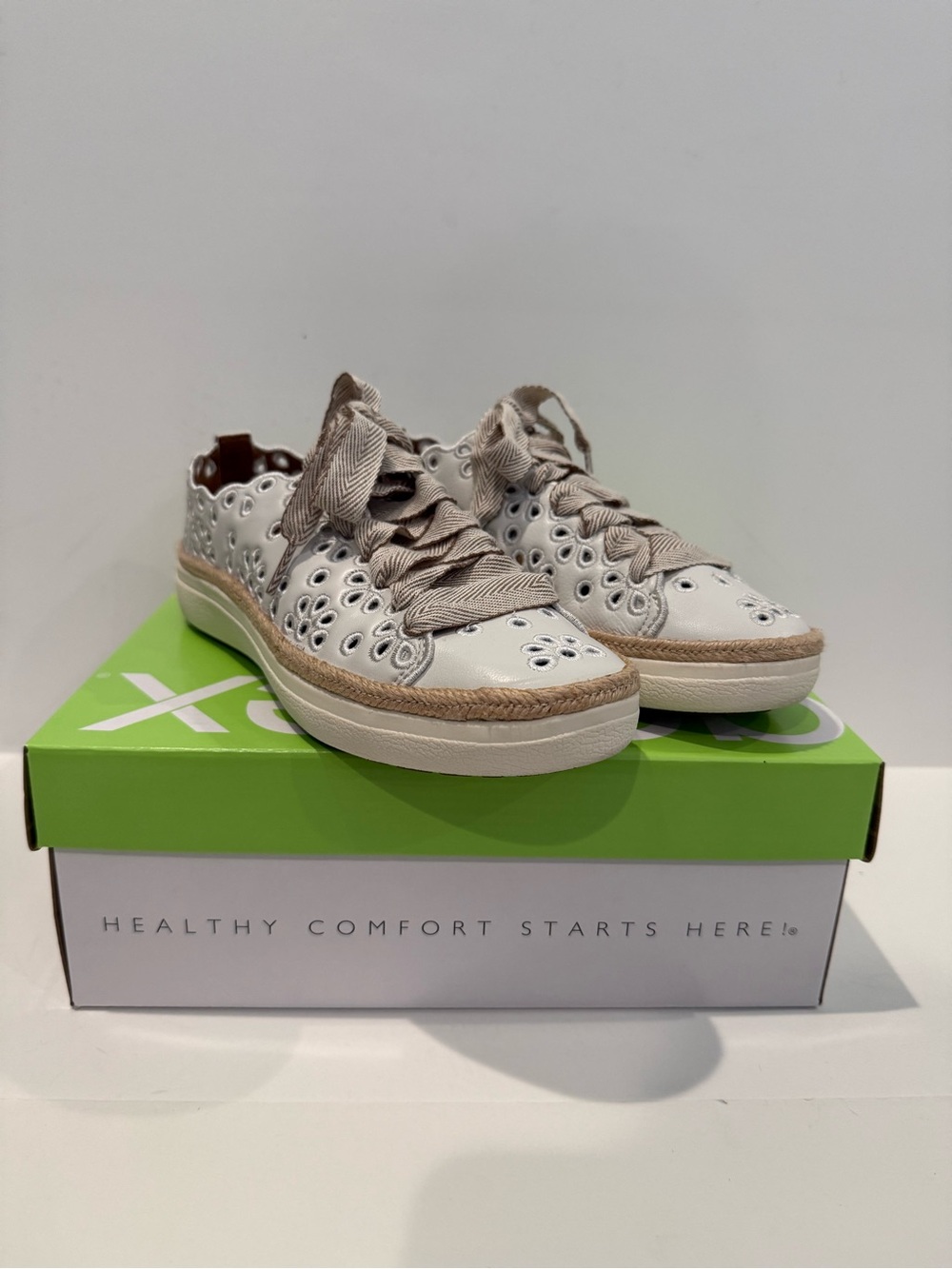 Aetrex Charlotte White Sneakers with Cream Trim and Ribbon Laces, size 7